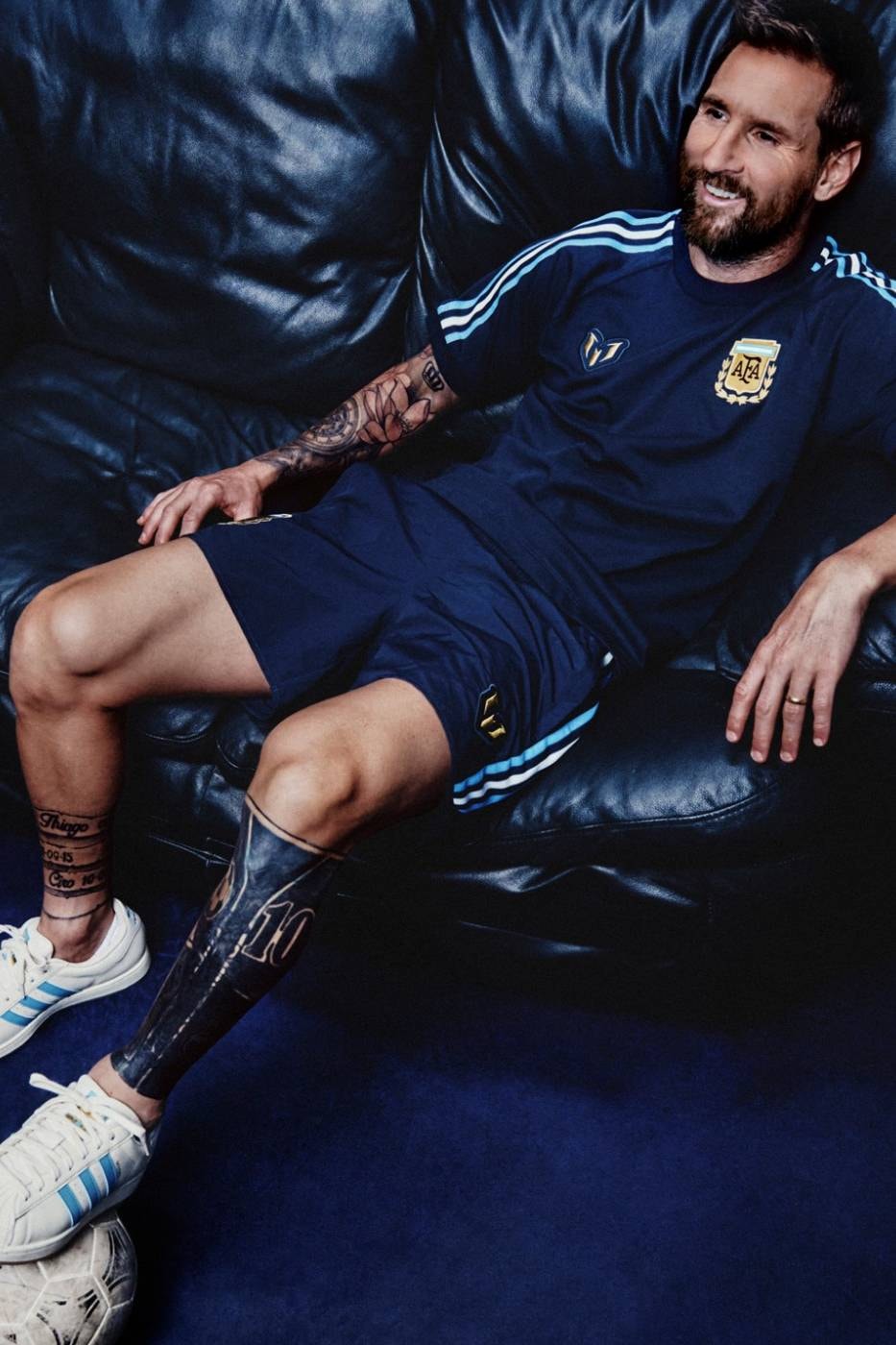 Lacivert maç öncesi kıyafetiyle deri koltukta oturan Messi