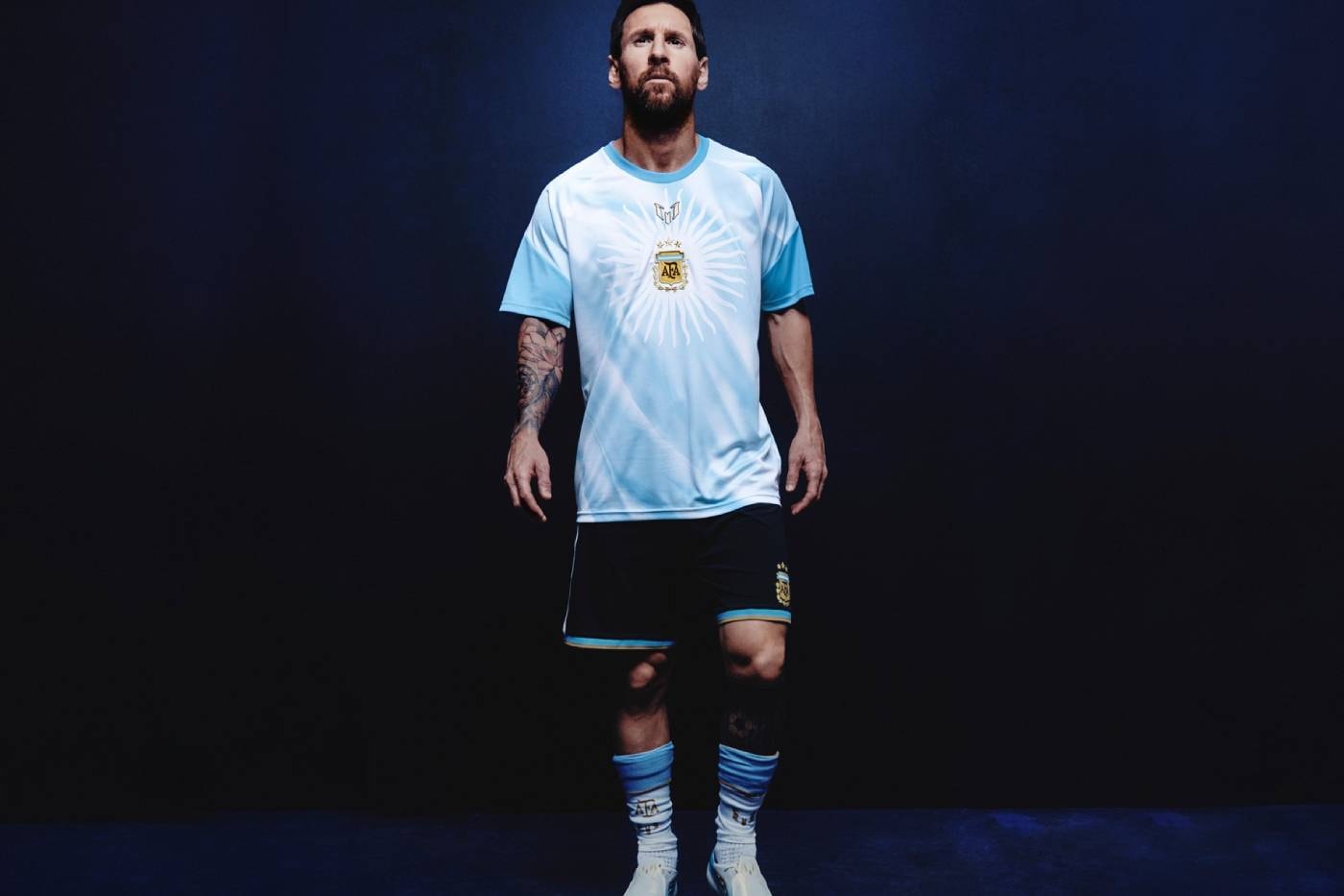 Beyaz Arjantin tişörtüyle ayakta duran Messi