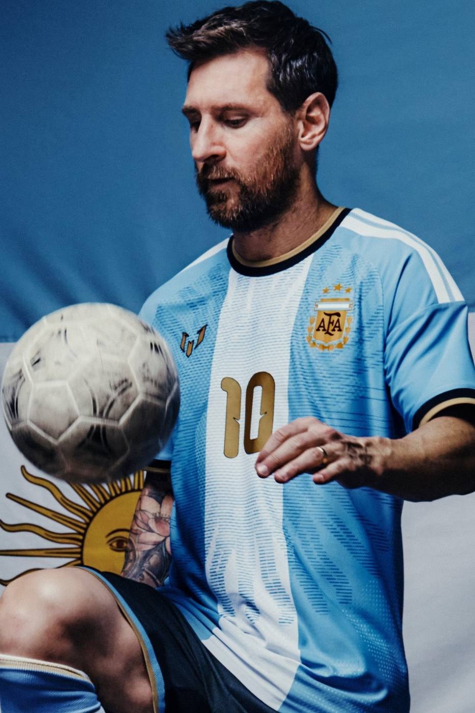 Altın 10 numaralı Messi veda forması ile top süren Messi