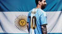 Arjantin bayrağı önünde Messi veda forması giyen Lionel Messi