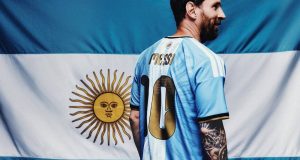 Arjantin bayrağı önünde Messi veda forması giyen Lionel Messi