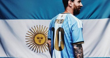 Arjantin bayrağı önünde Messi veda forması giyen Lionel Messi