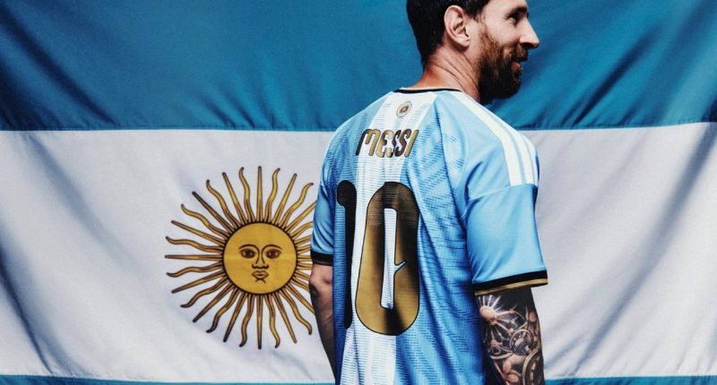 Arjantin bayrağı önünde Messi veda forması giyen Lionel Messi