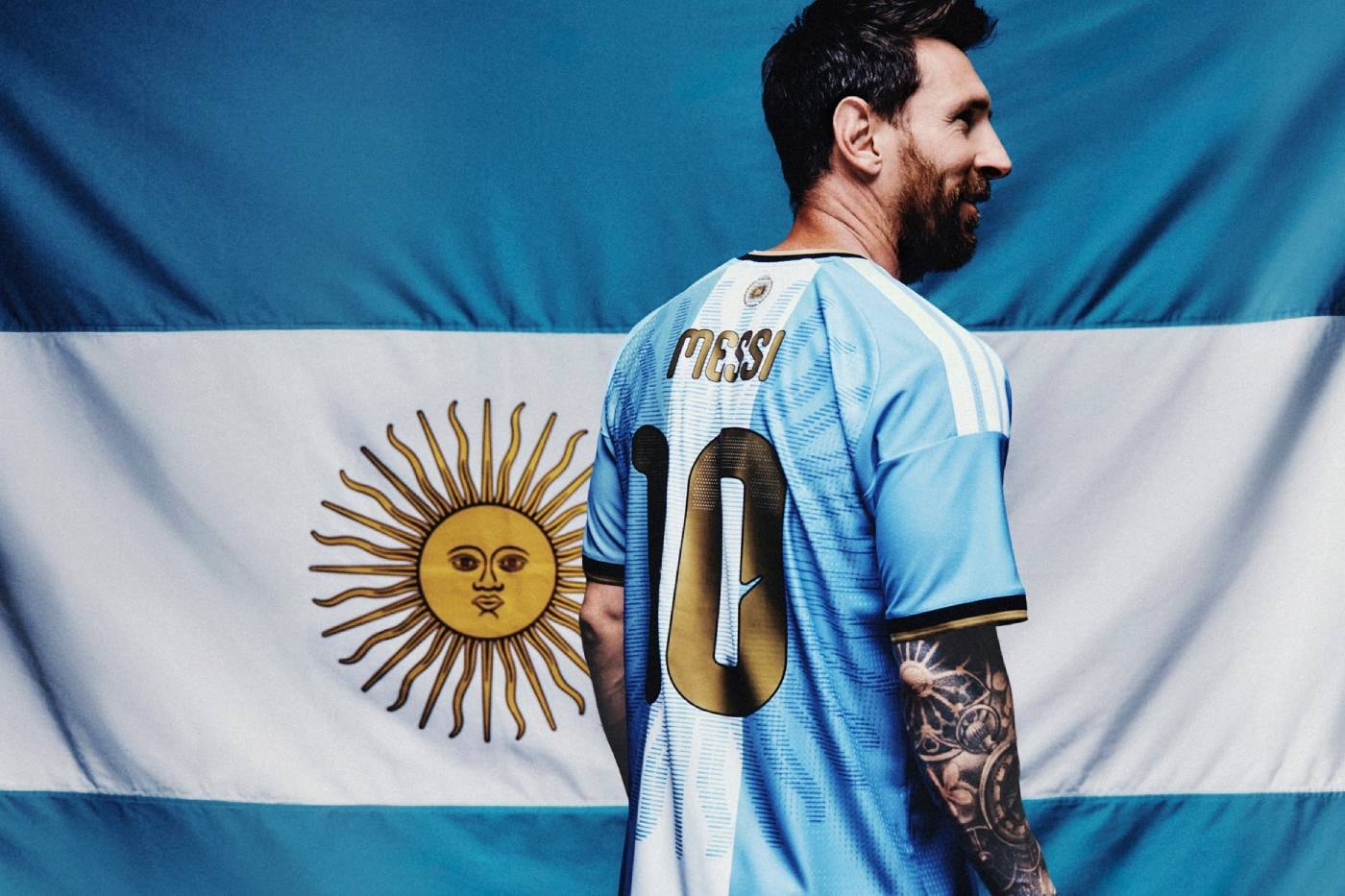 Arjantin bayrağı önünde Messi veda forması giyen Lionel Messi