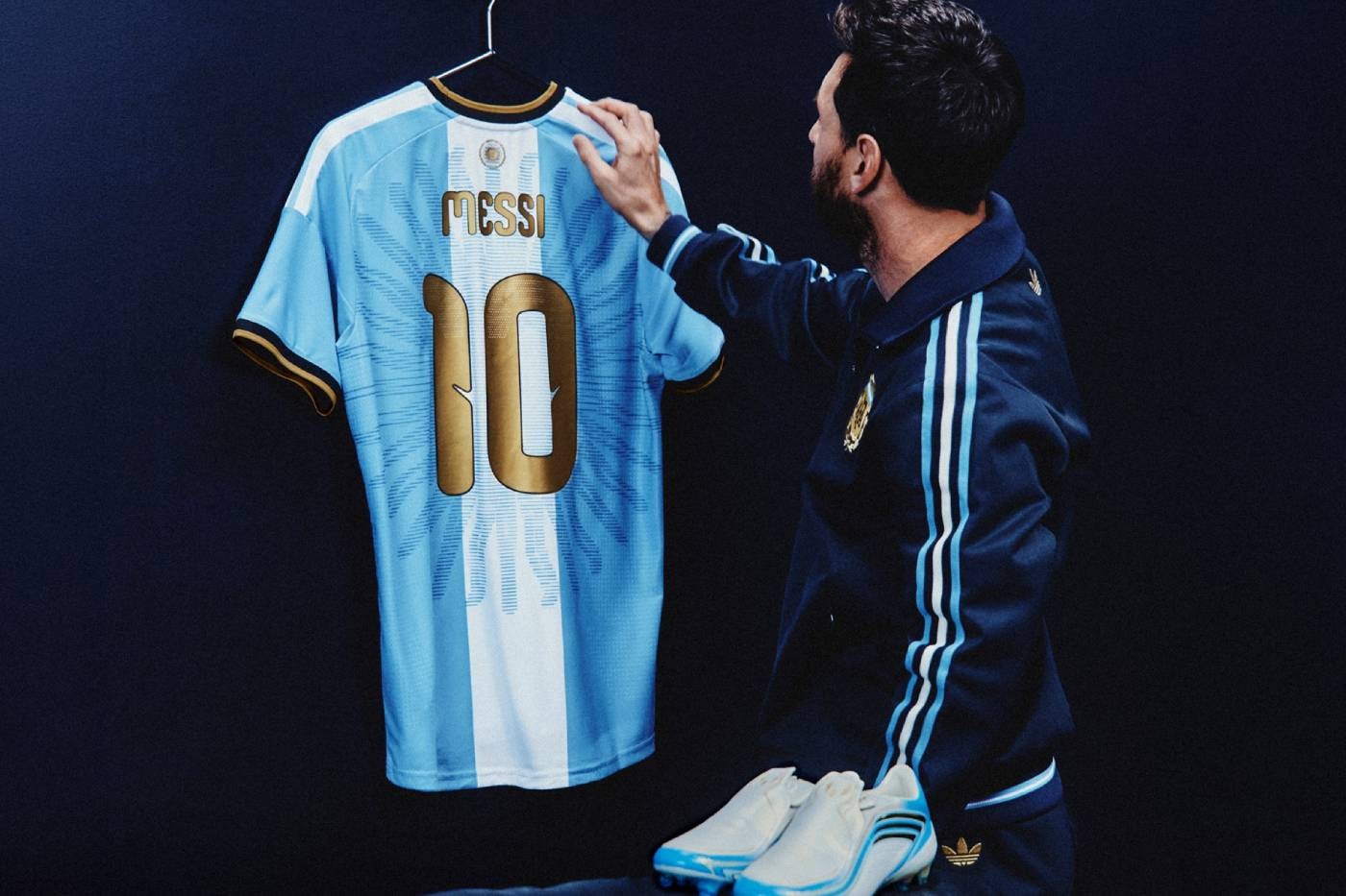 Askıdaki Messi veda formasını düzelten Lionel Messi