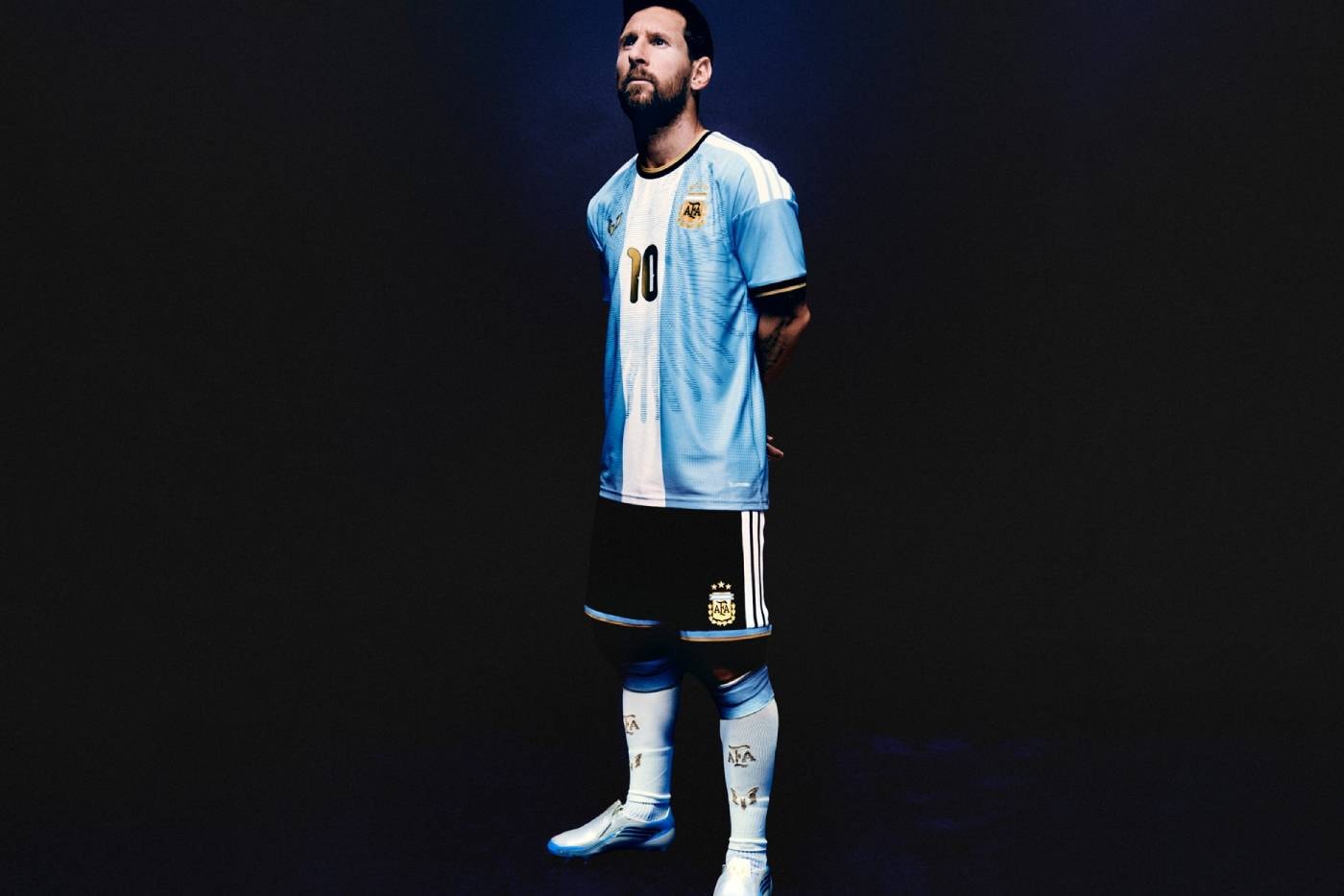 Messi veda forması ve siyah şortla ayakta duran Messi