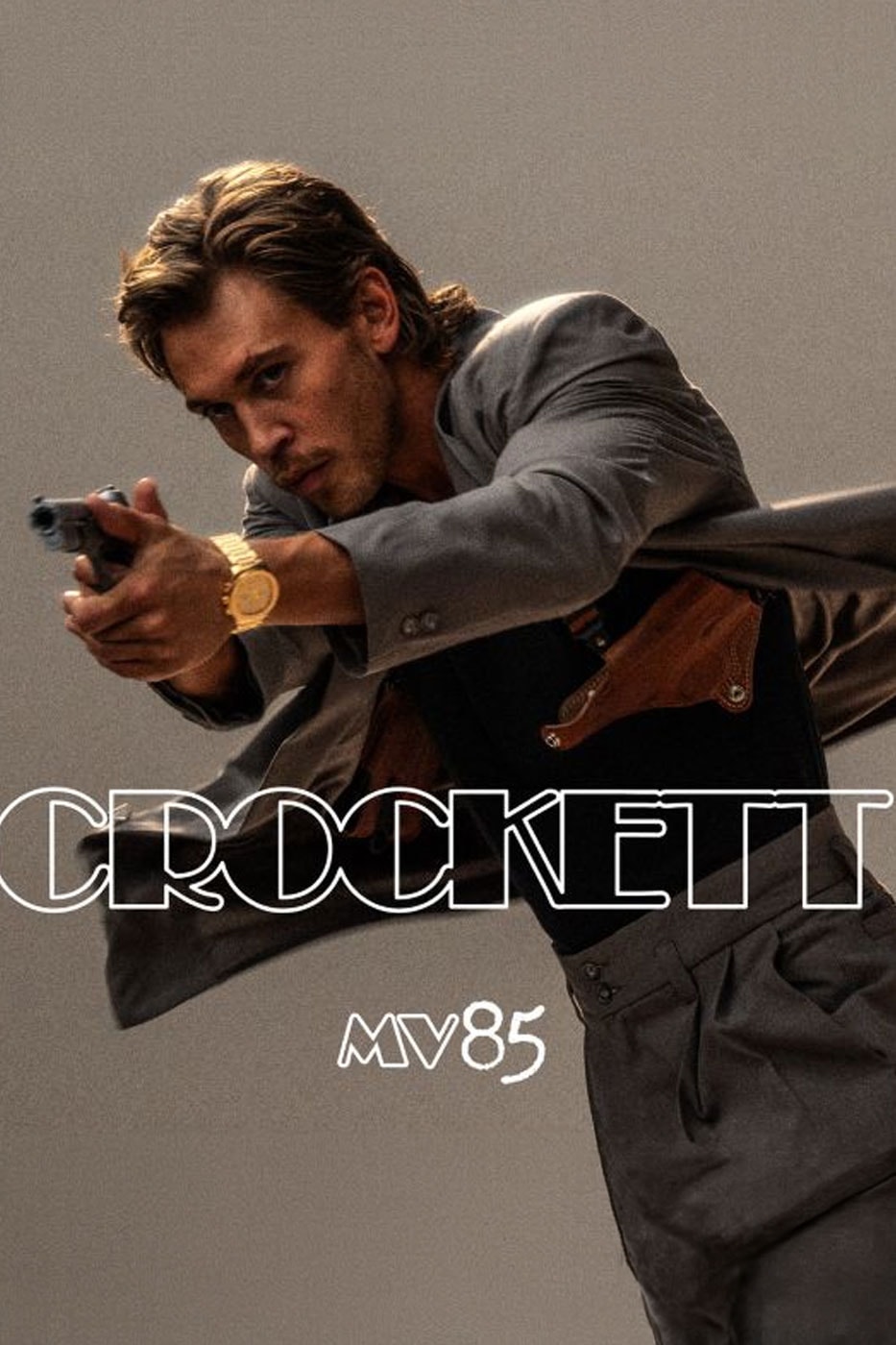 Sonny Crockett rolünde silahını doğrultan Austin Butler