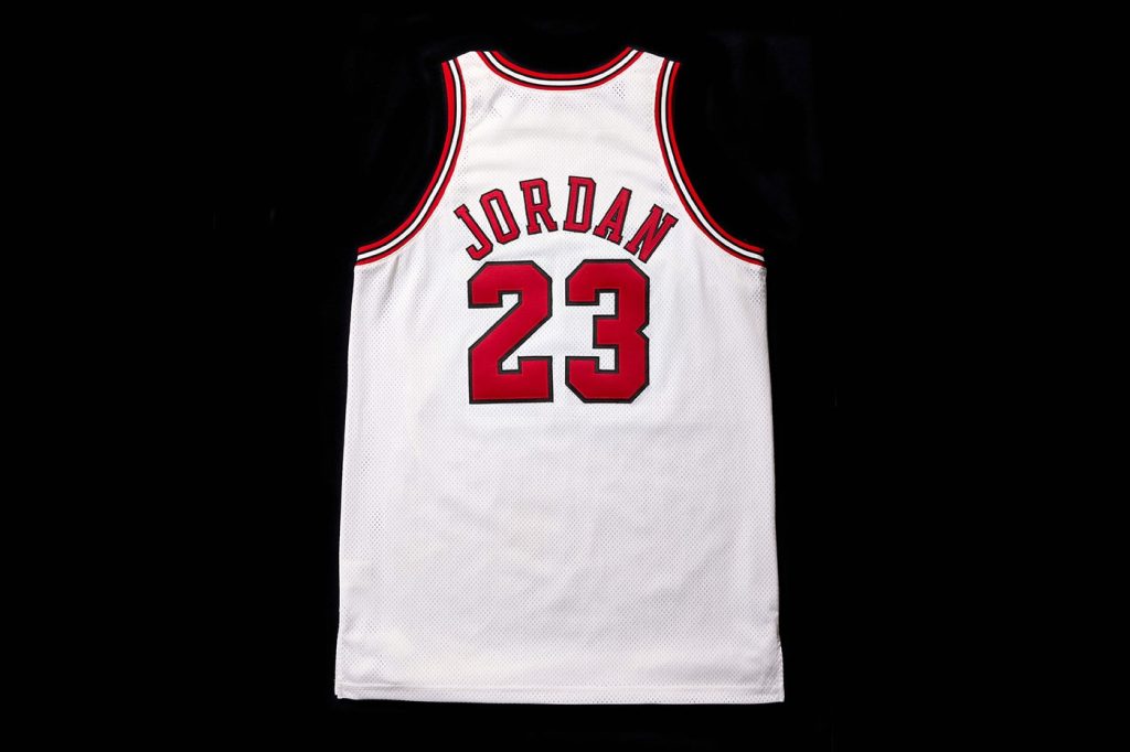 Sırtında JORDAN 23 yazan beyaz Bulls formasının arkadan görünümü