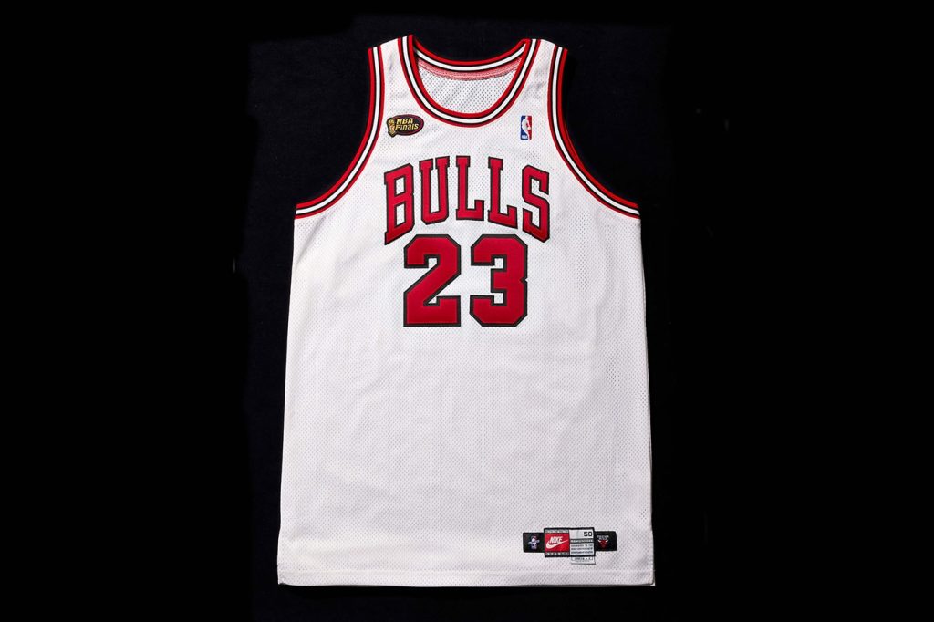 Michael Jordan forması: 1998 NBA Finalleri 3. maçta giyilen beyaz Chicago Bulls forması