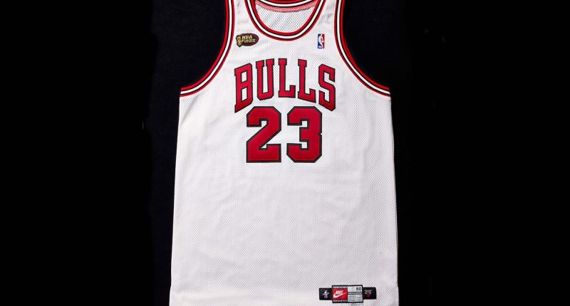 Michael Jordan forması: 1998 NBA Finalleri 3. maçta giyilen beyaz Chicago Bulls forması