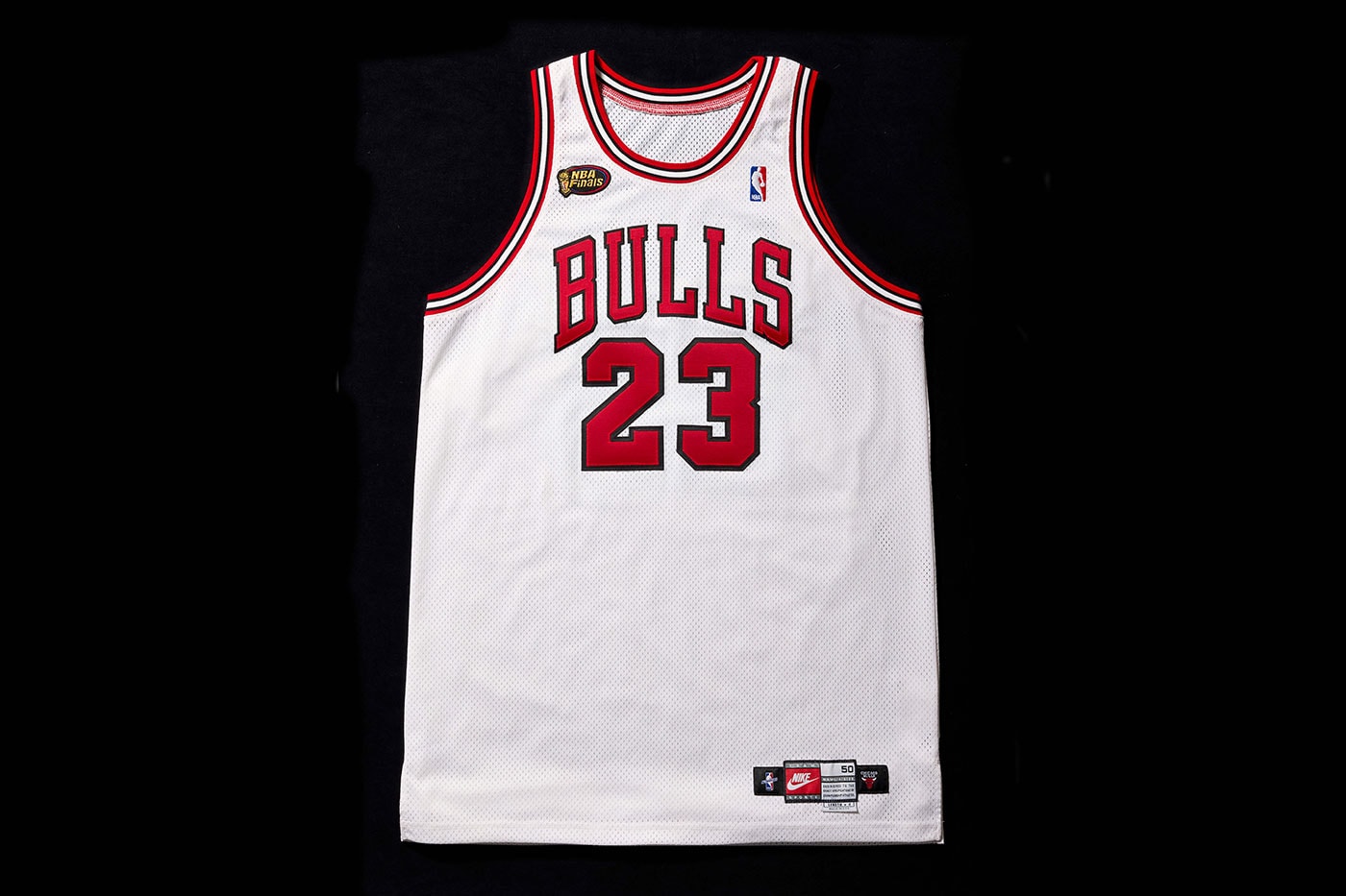 Michael Jordan forması: 1998 NBA Finalleri 3. maçta giyilen beyaz Chicago Bulls forması
