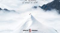 Moncler Grenoble FW27 davetiyesi: bulutların üzerindeki karlı zirvede iki dağcı