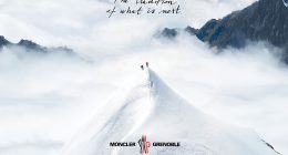 Moncler Grenoble FW27 davetiyesi: bulutların üzerindeki karlı zirvede iki dağcı