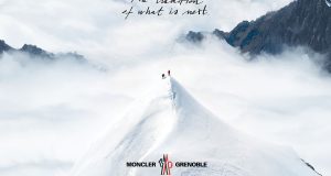 Moncler Grenoble FW27 davetiyesi: bulutların üzerindeki karlı zirvede iki dağcı