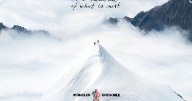Moncler Grenoble FW27 davetiyesi: bulutların üzerindeki karlı zirvede iki dağcı