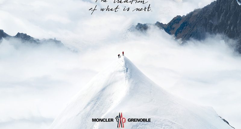 Moncler Grenoble FW27 davetiyesi: bulutların üzerindeki karlı zirvede iki dağcı