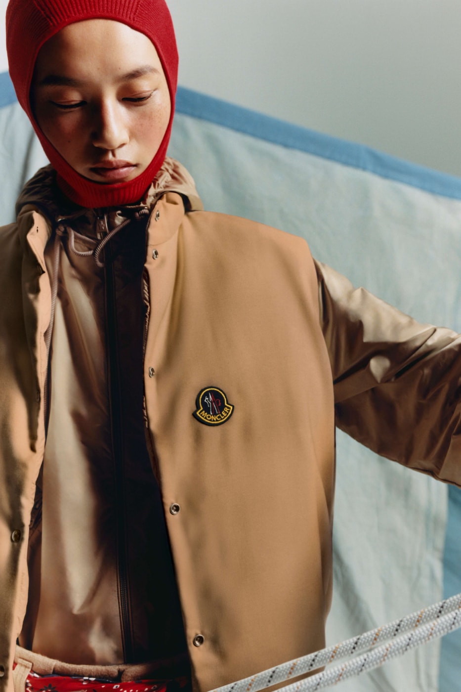 Moncler Re/Icons 2026 taba Tibb yelek ve kırmızı başlık