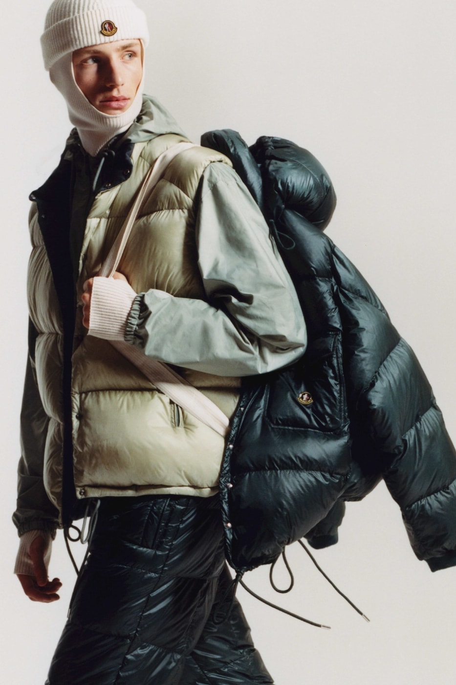 Moncler Re/Icons 2026 açık yeşil yelek ve sırtta taşınan mont