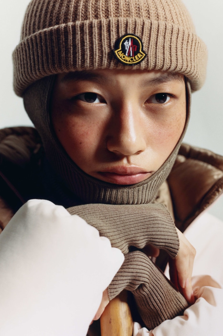 Moncler logolu bej bere ve balaklava