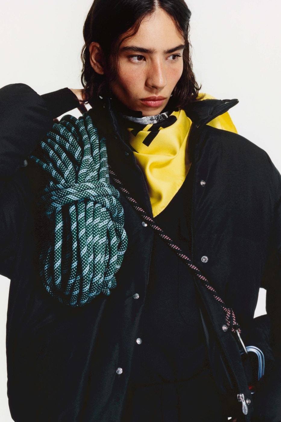 Moncler Re/Icons 2026 siyah ceket, sarı balaklava ve yeşil halat