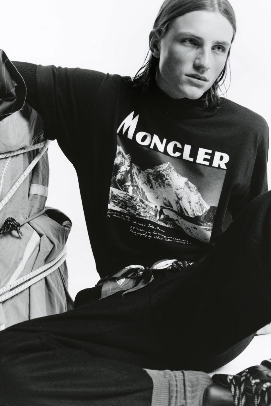 Moncler Re/Icons 2026 siyah-beyaz karede grafik tişört
