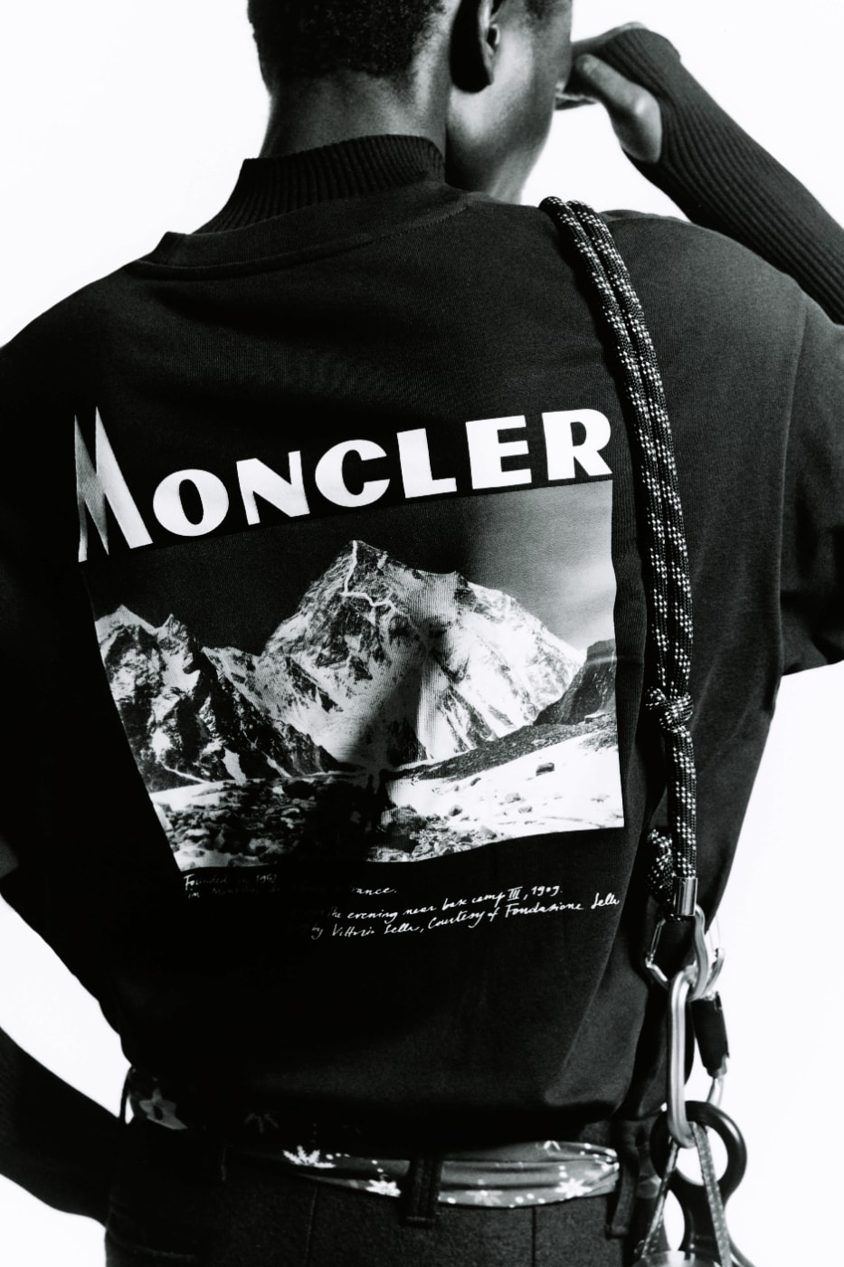 Sırtında Moncler logosu ve K2 fotoğrafı olan siyah üst