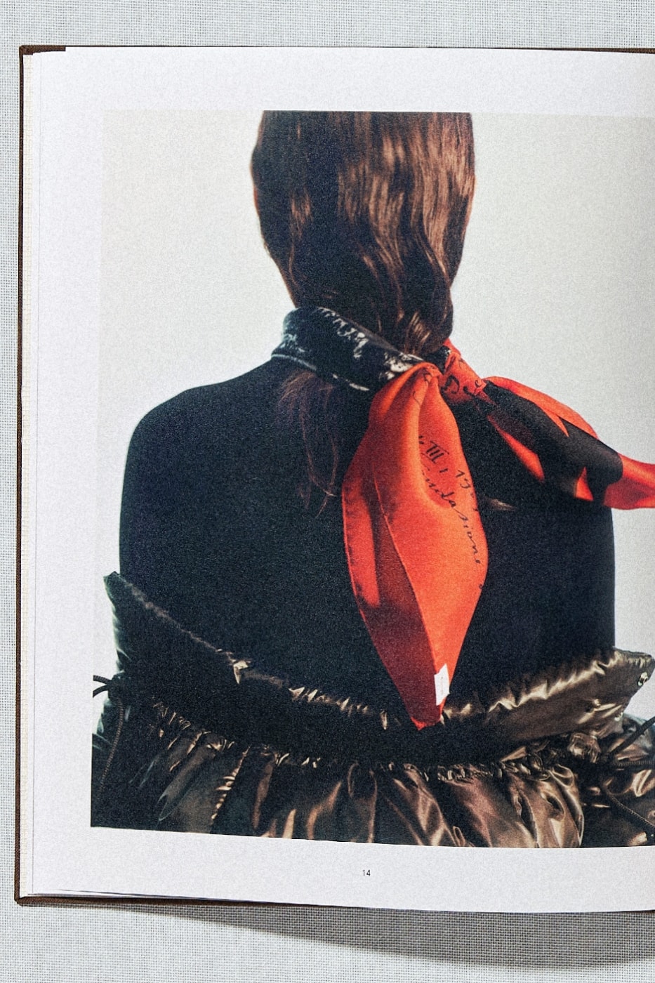 Moncler Re/Icons Alpine Diary kitabında kırmızı fular görseli