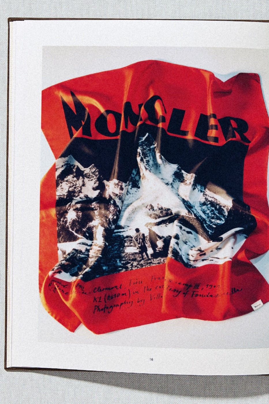 Alpine Diary kitabında kırmızı Moncler fular baskısı