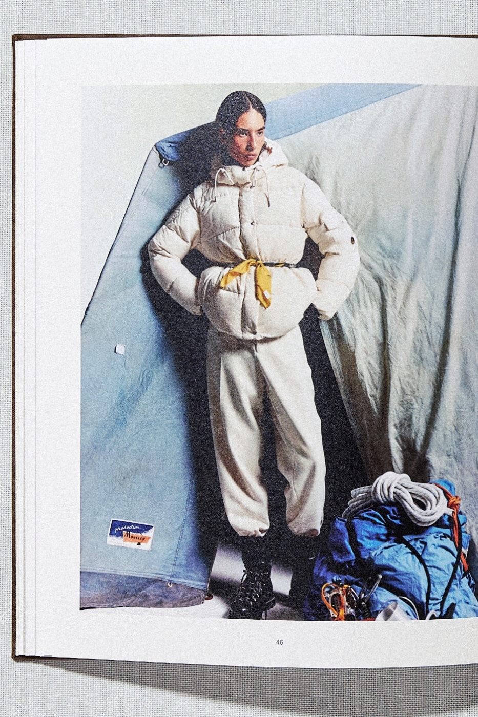 Moncler Re/Icons kitabında krem puf mont kombini