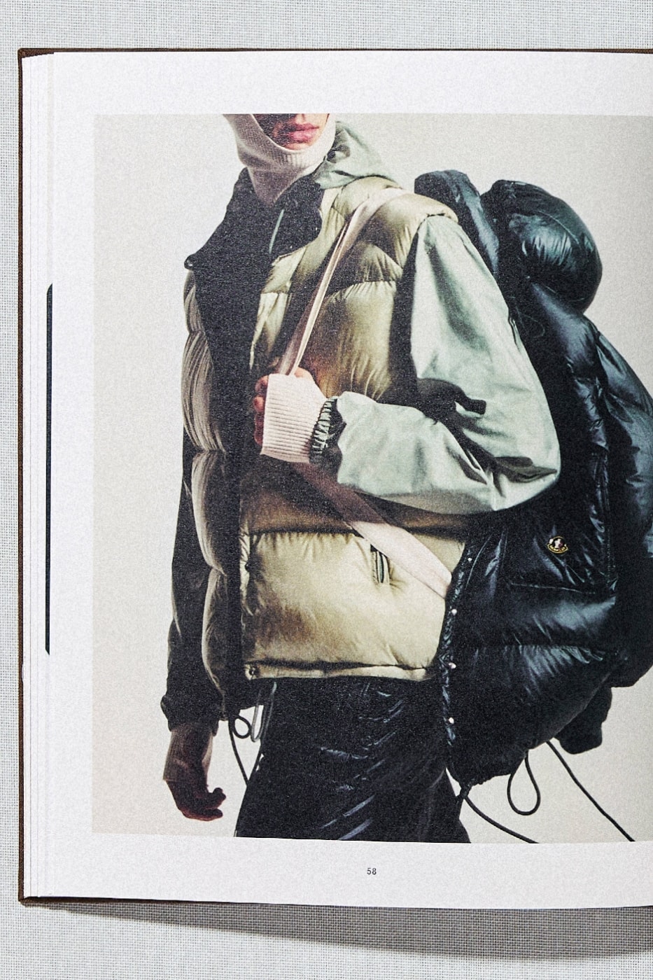 Moncler Re/Icons kitabında haki yelek ve sırt çantası