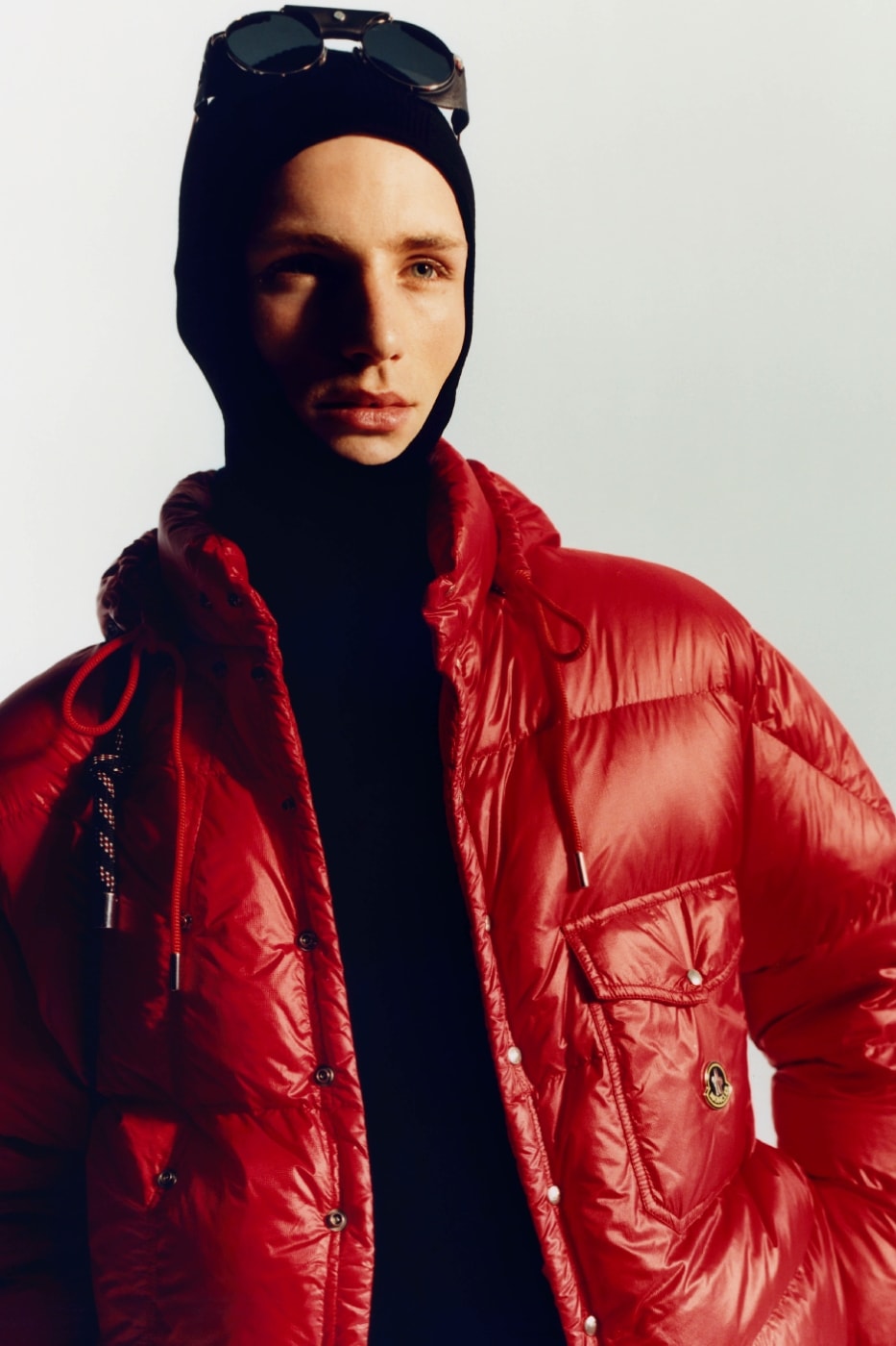 Moncler Re/Icons 2026 kırmızı parlak puf mont