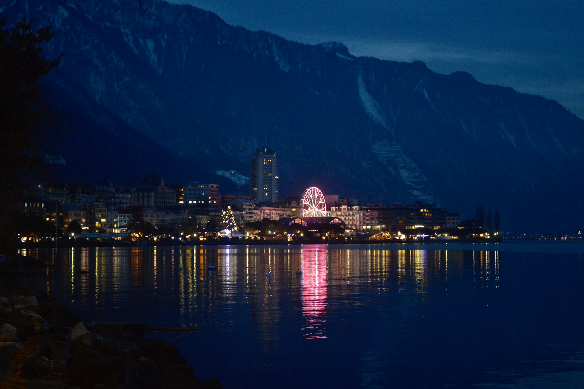 Akşam ışıklarıyla Cenevre Gölü kıyısındaki Montreux