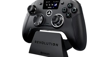 Nacon Revolution 5 Unlimited PS5 kontrolcü ve şarj istasyonu