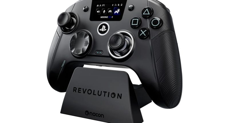 Nacon Revolution 5 Unlimited PS5 kontrolcü ve şarj istasyonu