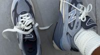 Joe Freshgoods paylaşımında gri süet New Balance 990v7 üstten