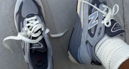 Joe Freshgoods paylaşımında gri süet New Balance 990v7 üstten