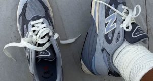 Joe Freshgoods paylaşımında gri süet New Balance 990v7 üstten