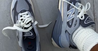 Joe Freshgoods paylaşımında gri süet New Balance 990v7 üstten