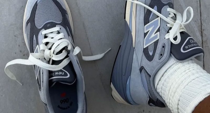 Joe Freshgoods paylaşımında gri süet New Balance 990v7 üstten
