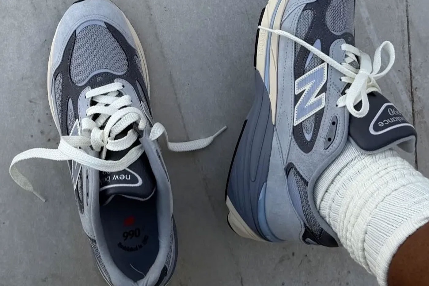 Joe Freshgoods paylaşımında gri süet New Balance 990v7 üstten