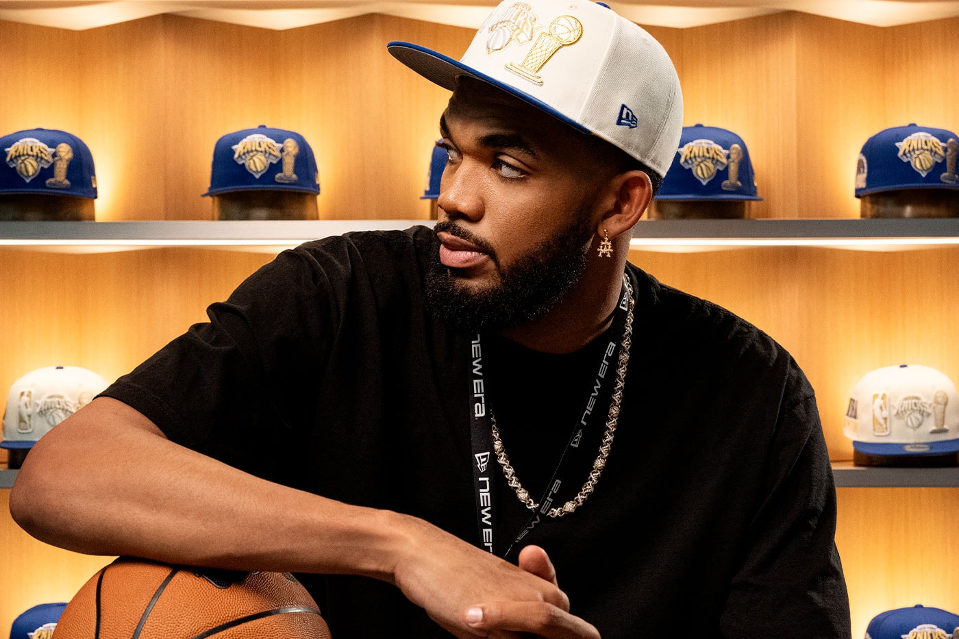 Karl-Anthony Towns'ın yer aldığı New Era Knicks kampanyasından bir kare