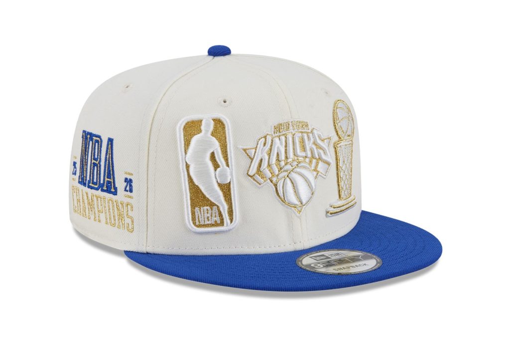 Ön paneldeki NBA logosu, Knicks arması ve Larry O'Brien kupası