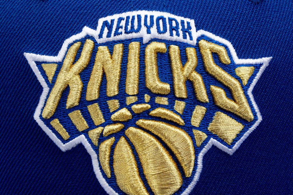 New Era Knicks arması işleme detayı