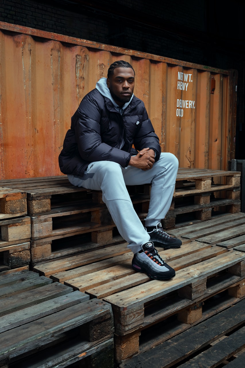 Lacivert mont ve Air Max 95 ile kampanya portresi