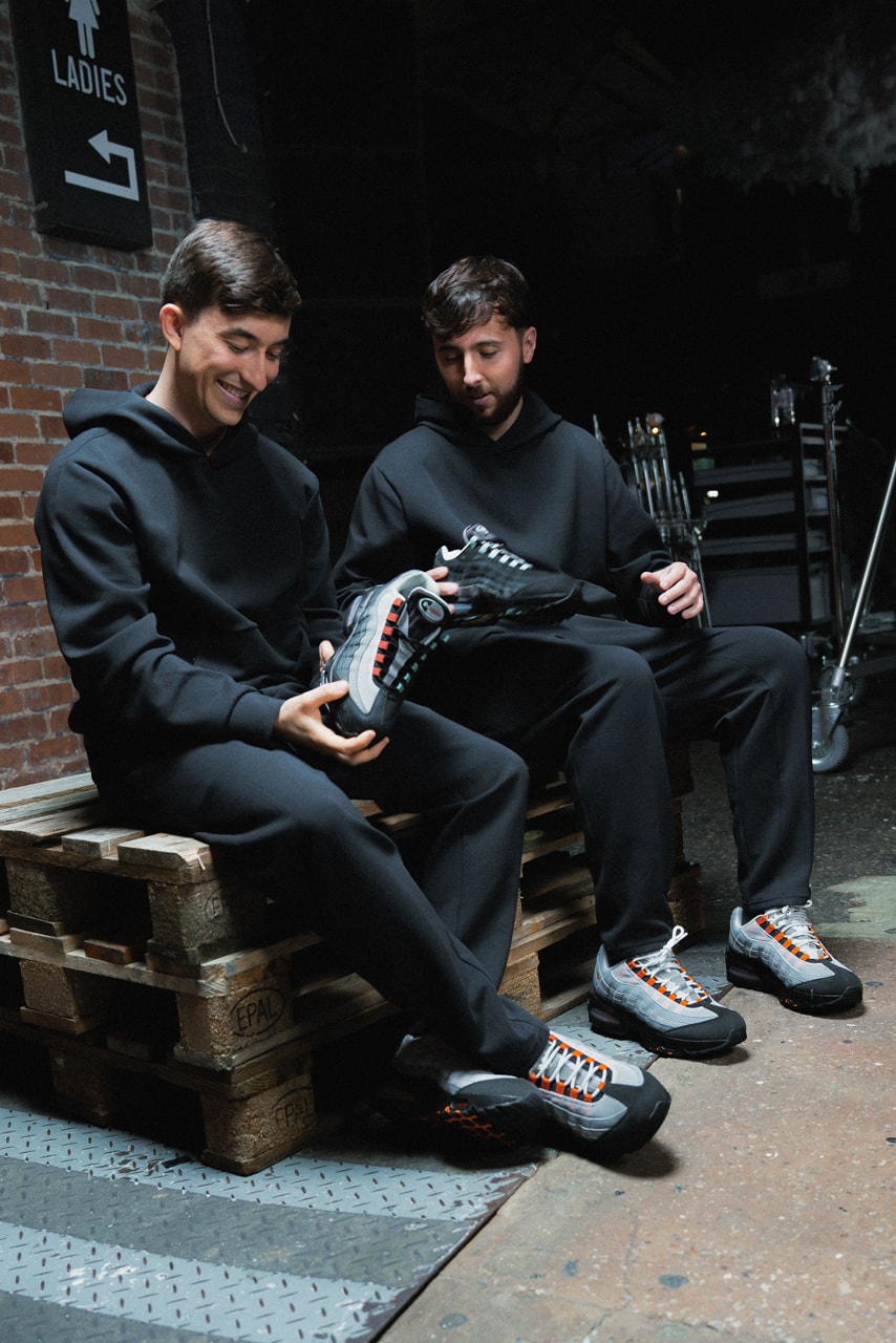 Ellerinde Air Max 95 Liverpool tutan iki kişi