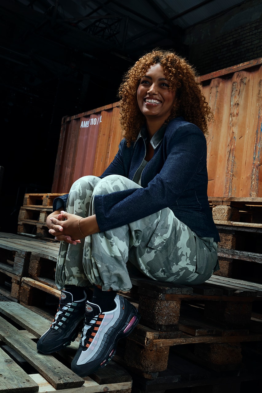 Kamuflaj pantolon ve Air Max 95 ile oturan model