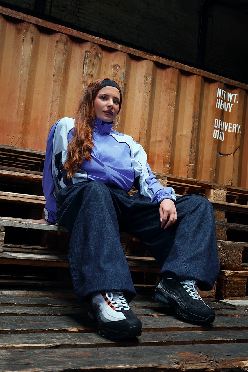Mor ceketli model ve Air Max 95