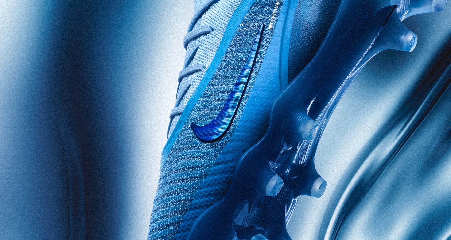 Haaland kramponu: Nike Phantom 6 Low Elite mavi Flyknit üst yüzey ve reflektif Swoosh