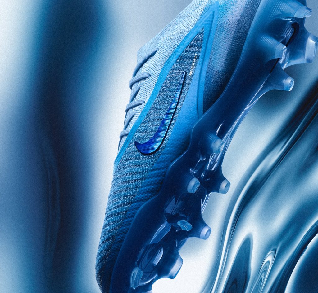 Nike Phantom 6 Low Elite "Erling Haaland", yandan görünüm ve Gripknit yazısı