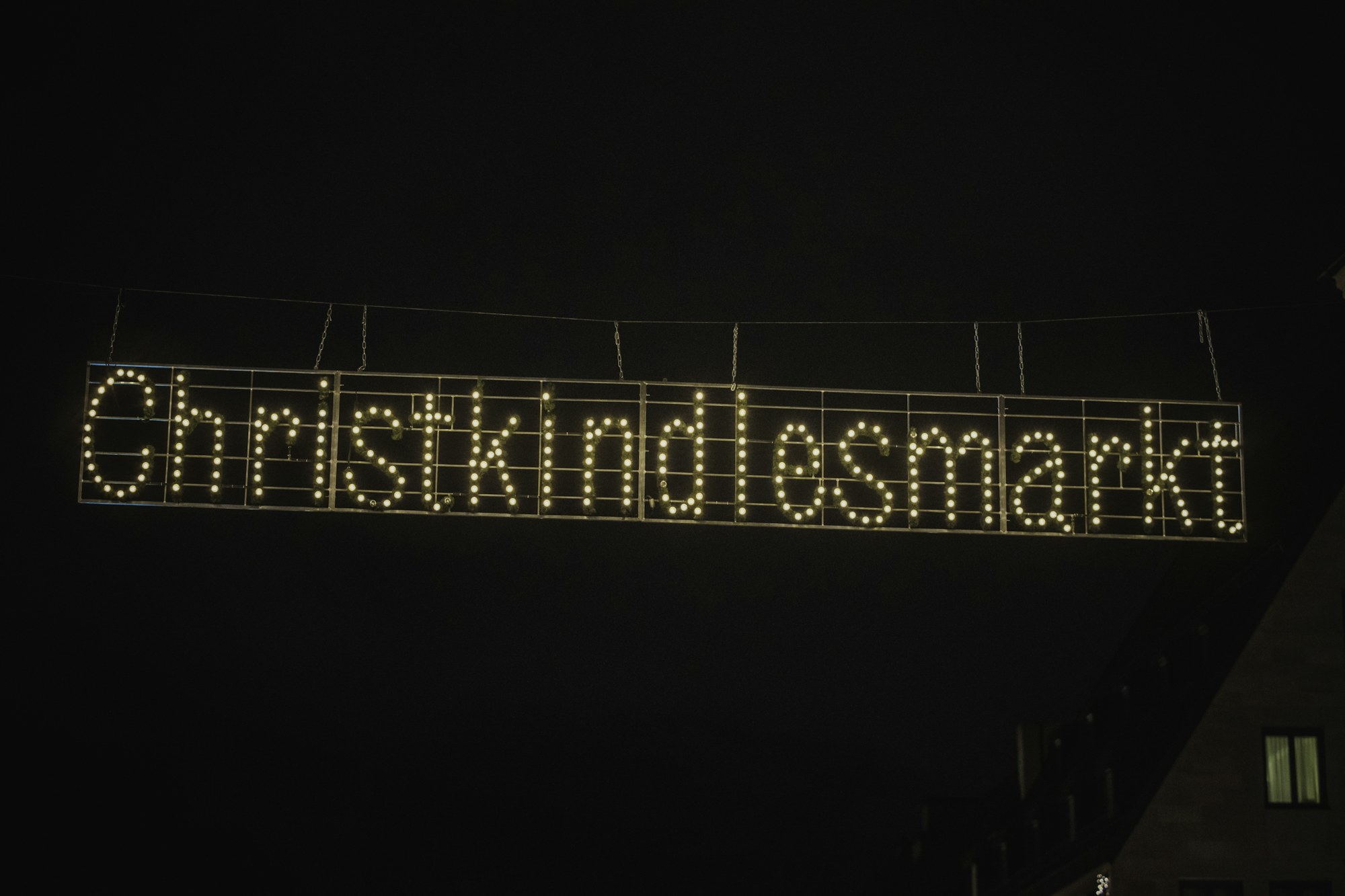 Nürnberg’de ışıklı Christkindlesmarkt yazısı